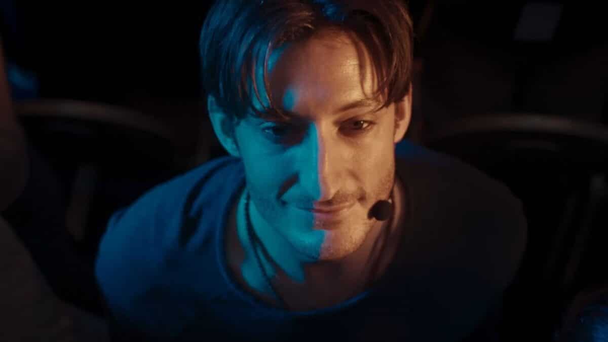 gourou film pierre niney