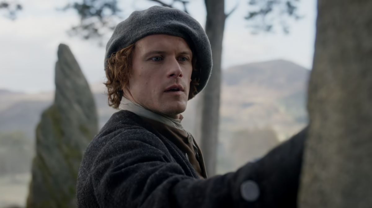 Jamie devant les pierres de Craigh na Dun